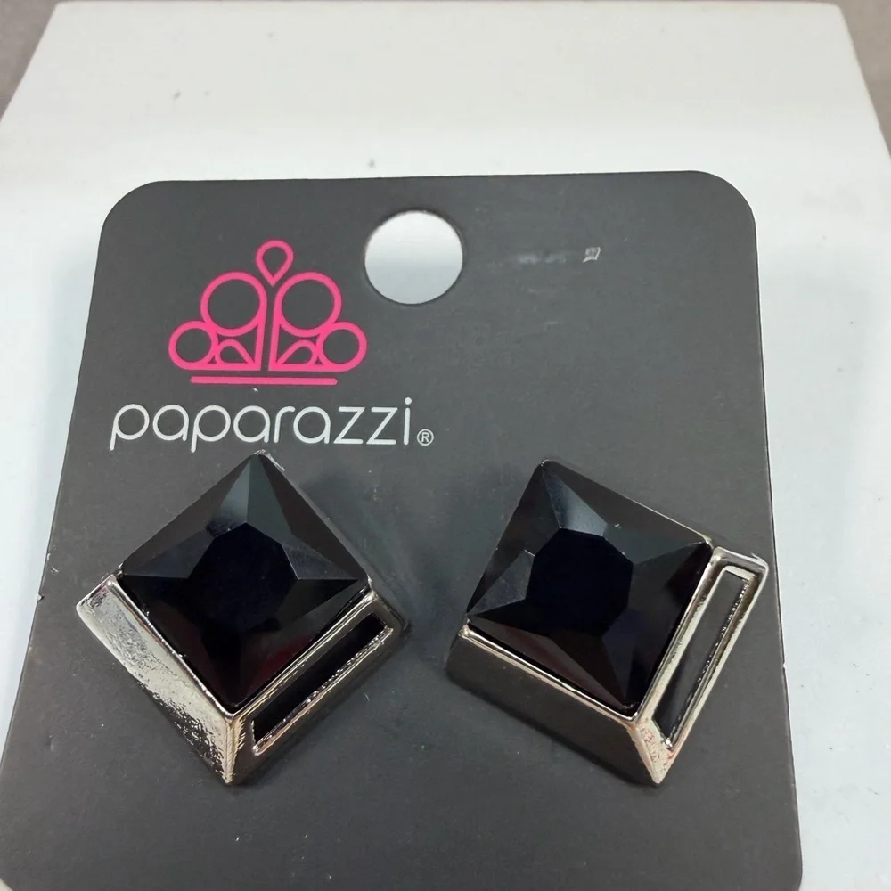 🩷5/$10🩷 Paparazzi Silver Stud Earrings with Black Gem